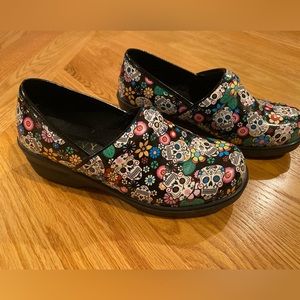 Nursing clogs